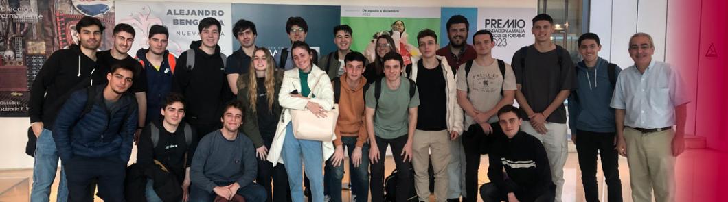 Visita a la Colección Amalita del director del Centro de la Economía de la Creatividad junto a alumnos de la UCEMA